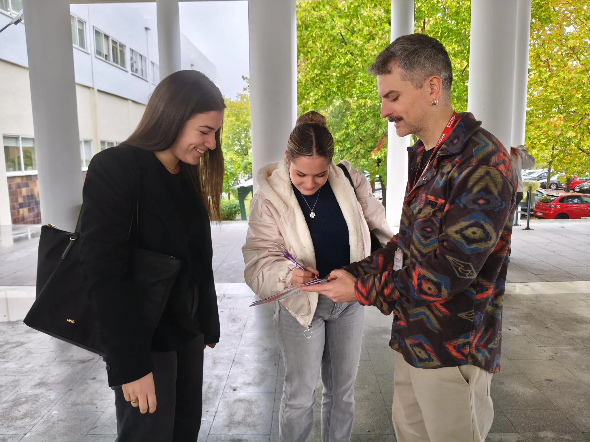 Representantes de CCOO durante la recogida de firmas en la Facultad de Ciencias de la Educación y Psicología de la UCO para exigir mejoras en los contratos de Justicia Juvenil.