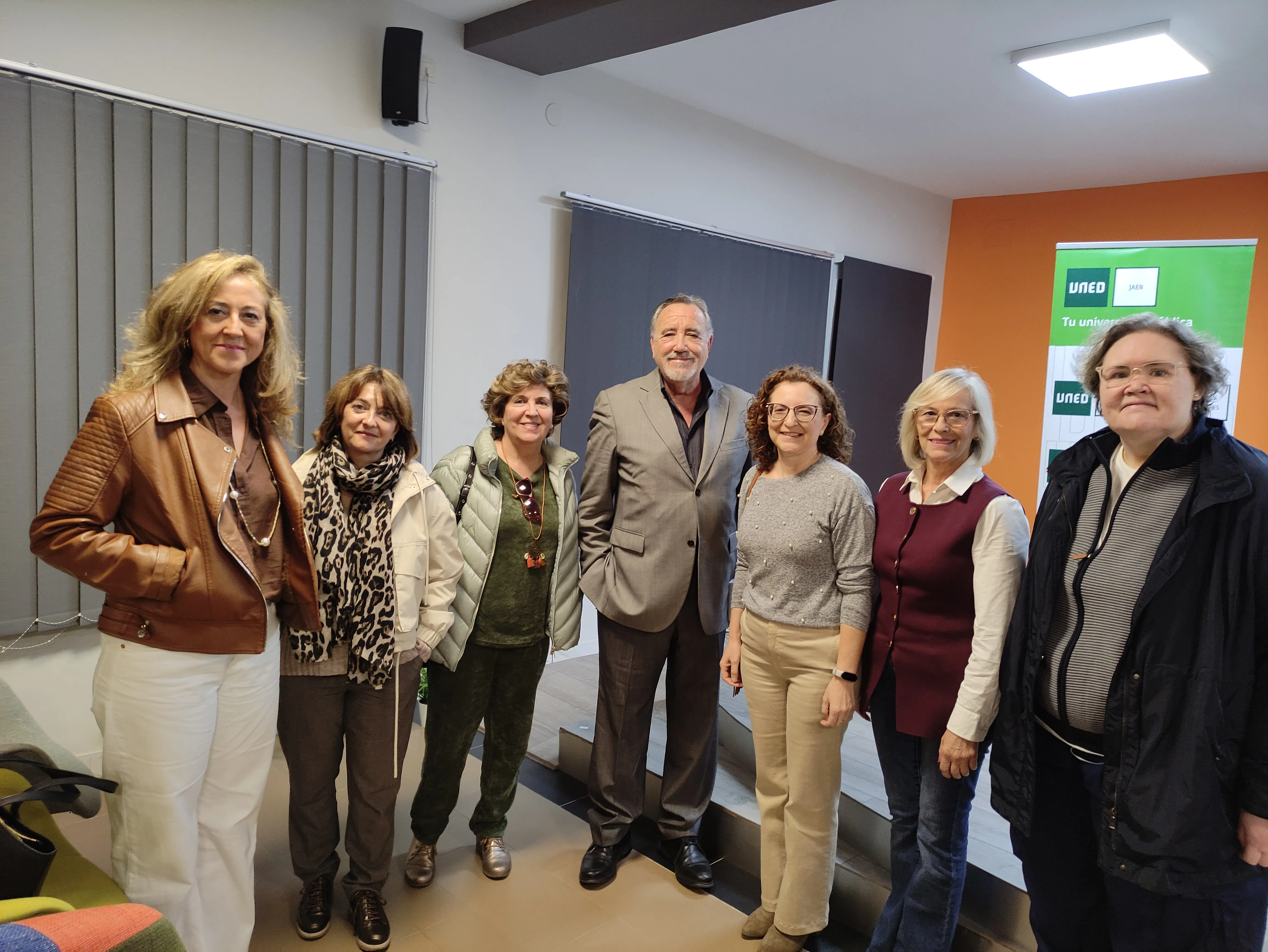 Representantes del Club de Lectura “Hipatia” de Villa del Río durante el acto inaugural del curso académico de la UNED Andújar.