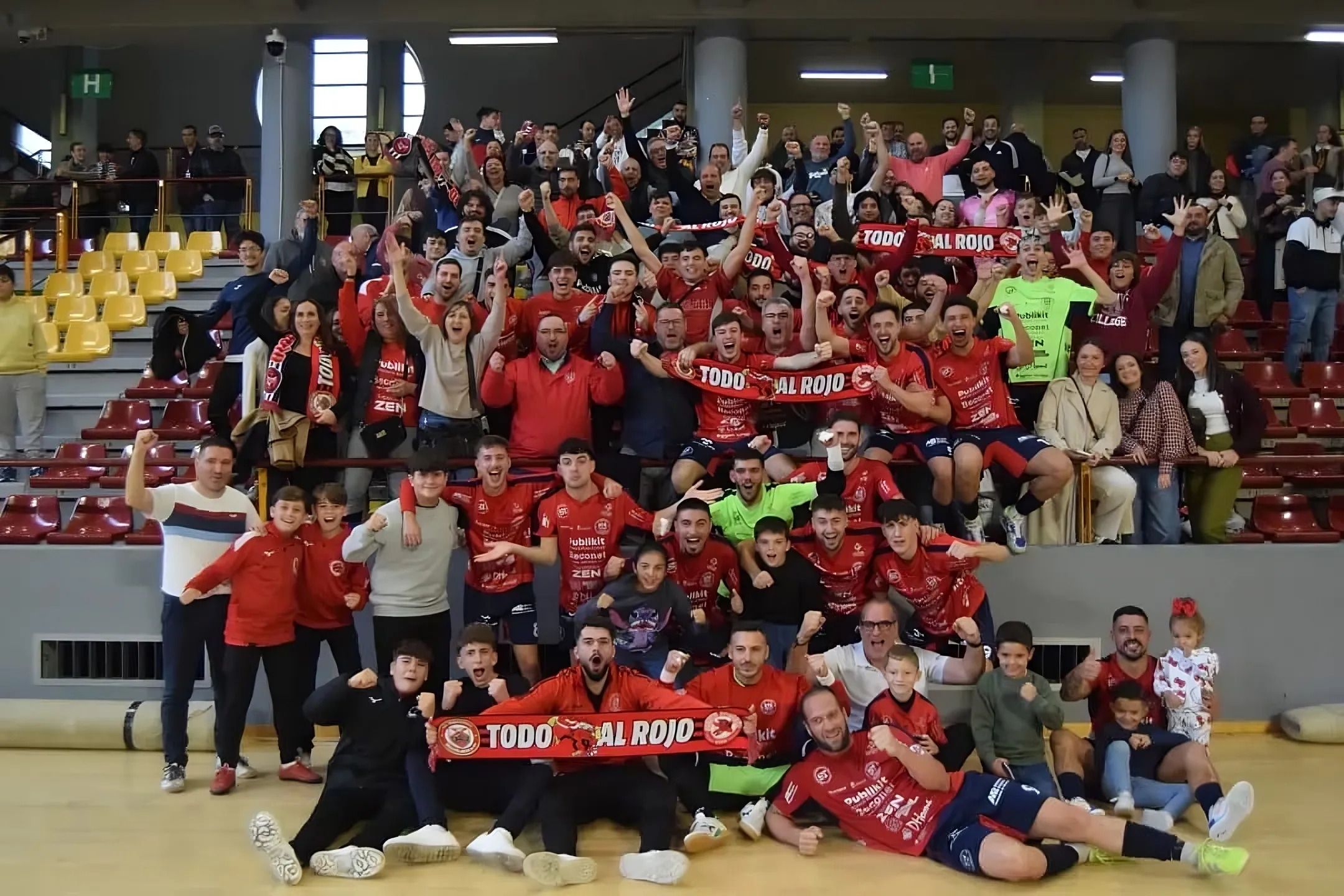 La celebración del Beconet Bujalance junto a su afición tras ganar el derbi