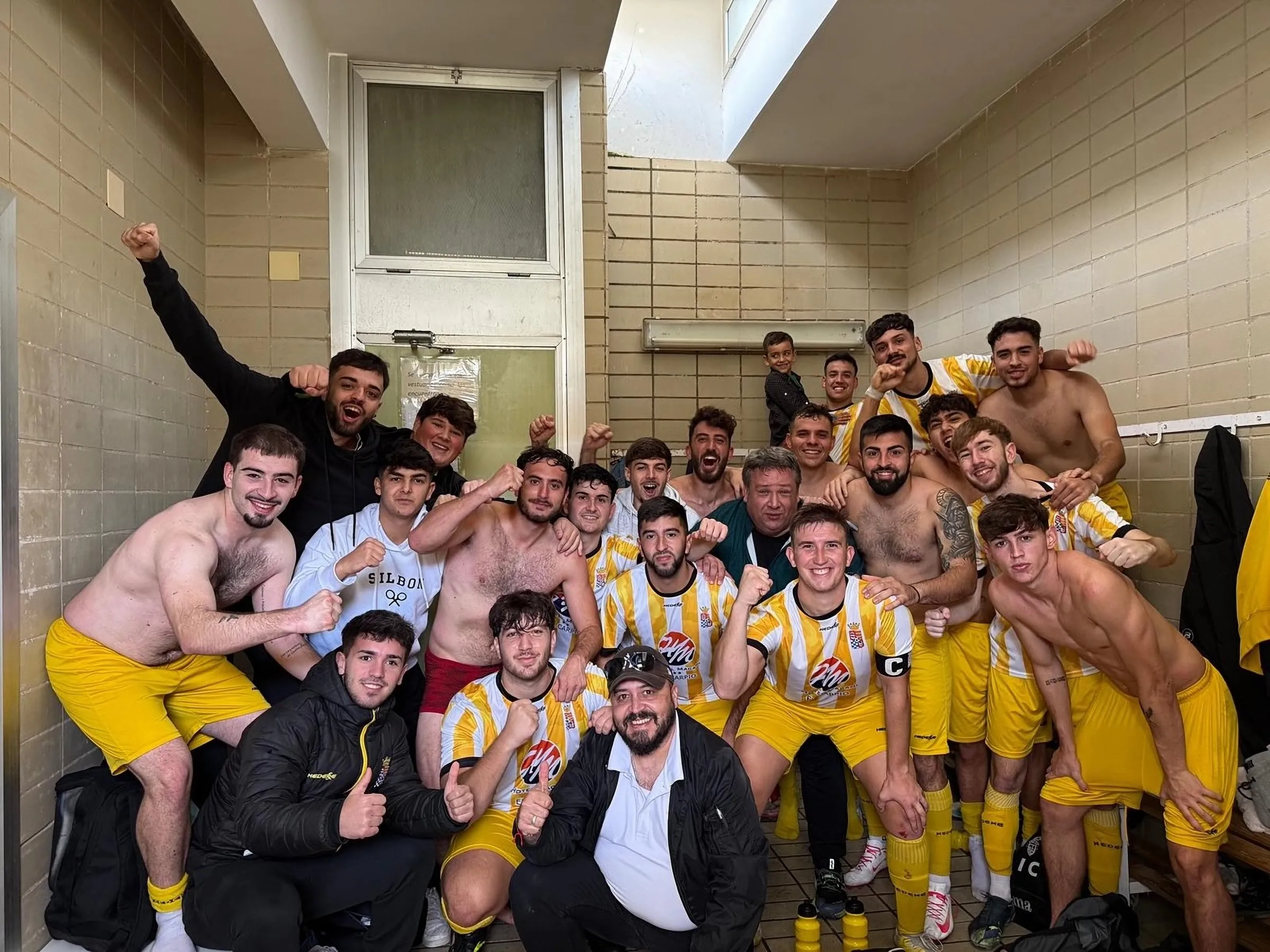 Los jugadores de El Carpio C.F. celebran la victoria en el vestuario