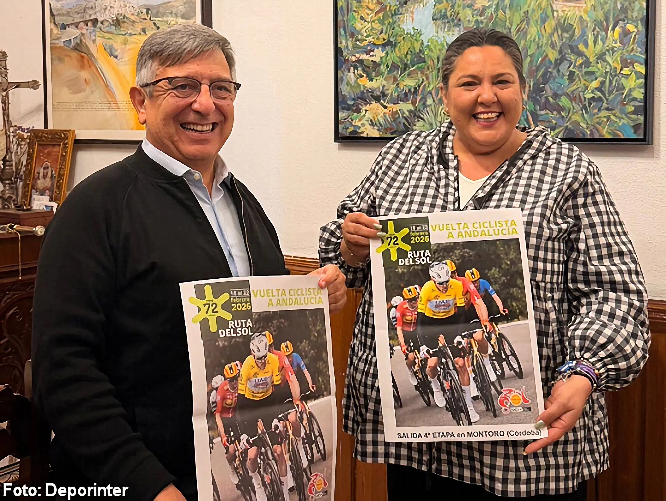 El director de la Vuelta a Andalucía, Joaquín Cuevas, junto a la alcaldesa de Montoro, María Dolores Amo, durante el anuncio oficial de la salida de etapa.