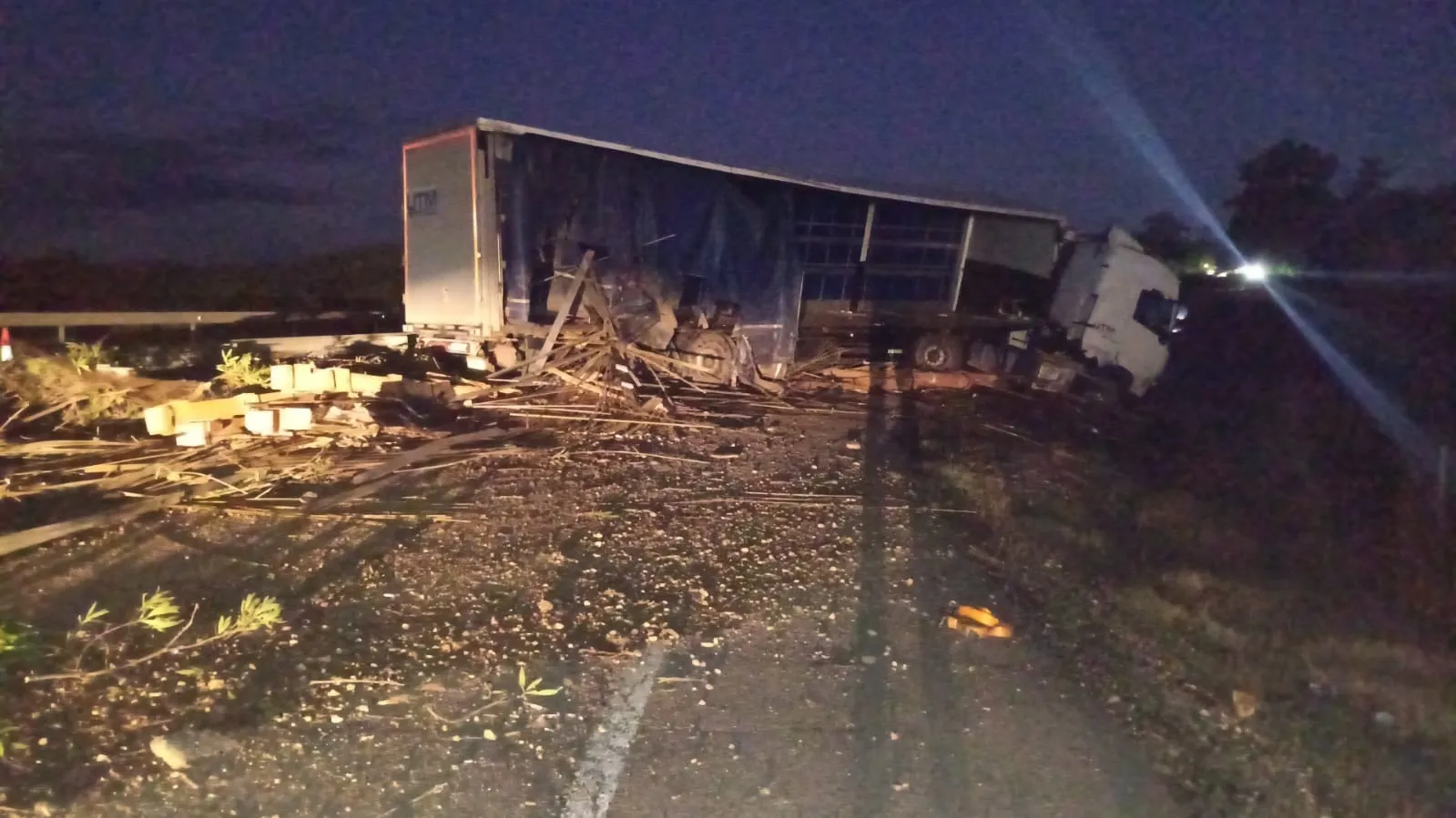 Estado del camión siniestrado en la incorporación a la A-4 a la altura de Montoro.