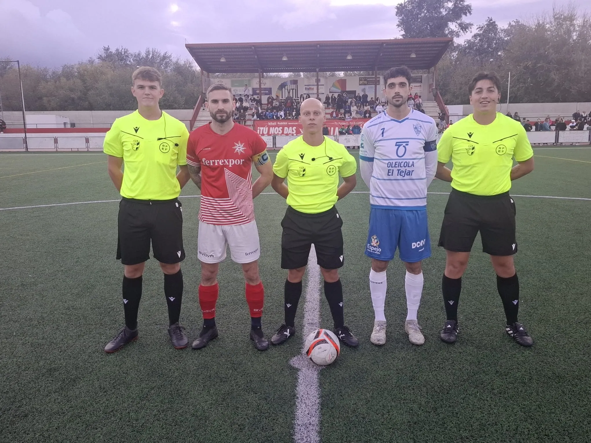 Formación de los capitanes del Villa del Río y del Espejo antes del inicio del partido.