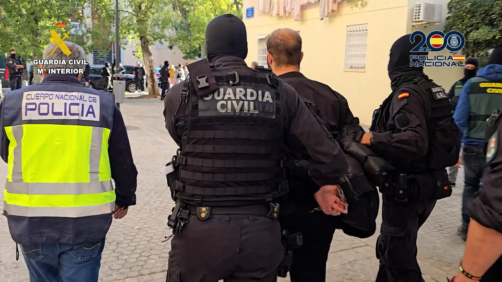 Agentes de la Guardia Civil y Policía Nacional durante la operación que desarticuló una banda de aluniceros que actuaba en Córdoba y otras provincias del sur de España. Foto: Guardia Civil