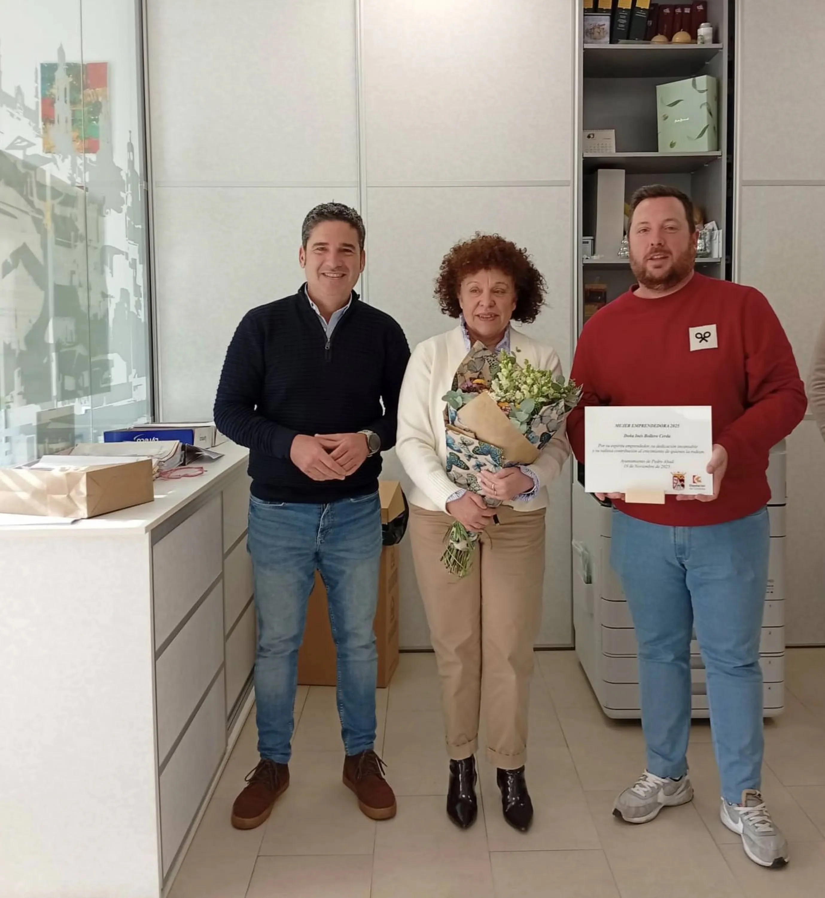 Inés Bollero (centro de la imagen) fue homenajeada en Pedro Abad.