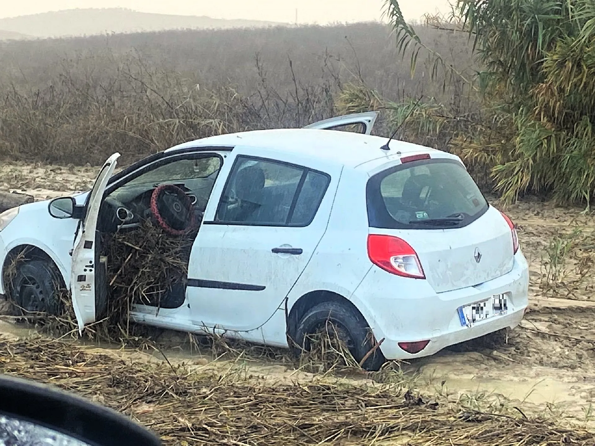 Estado del vehículo del que fueron rescatadas 3 personas. Foto: Guardia Civil