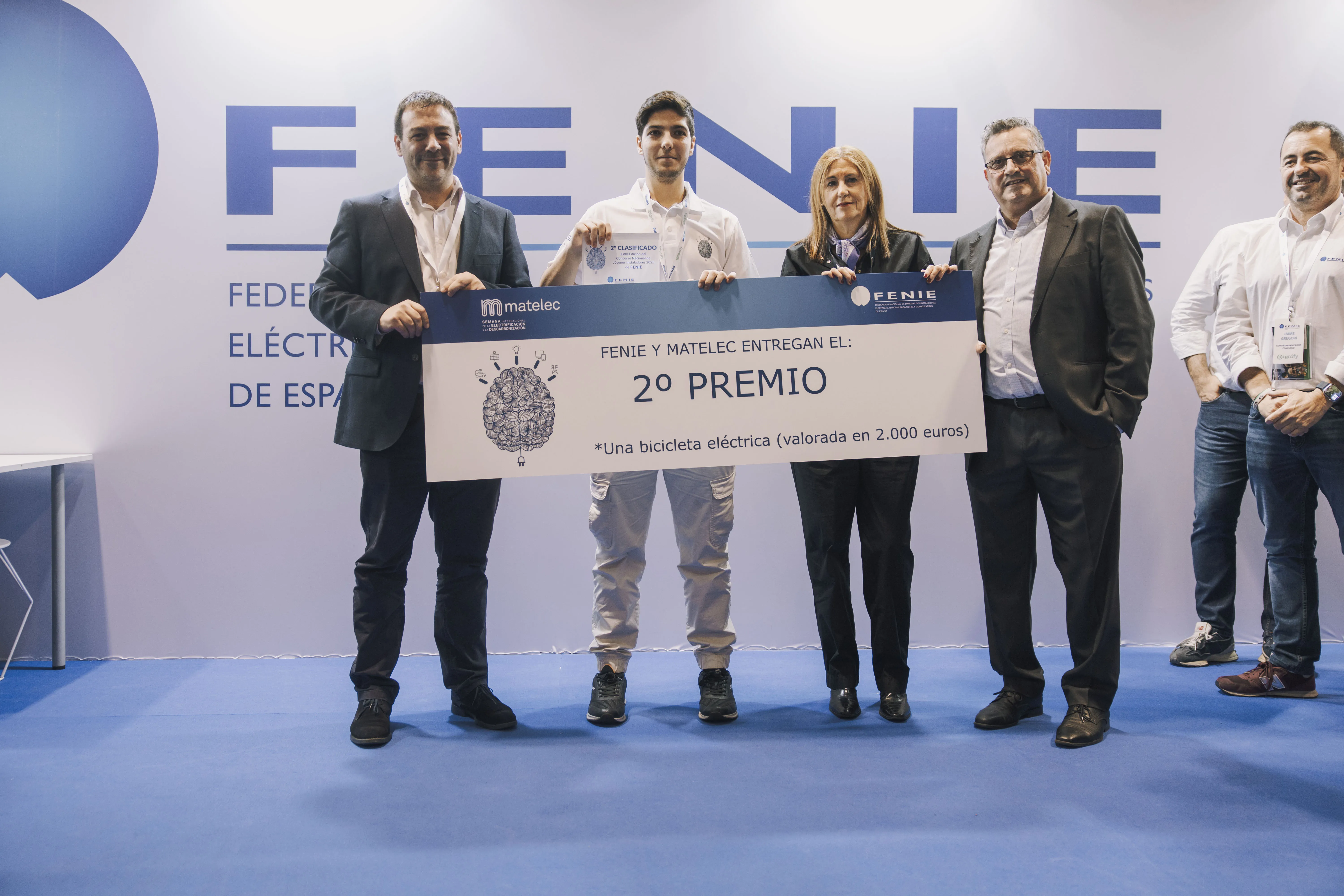 Manuel Hidalgo, de Villafranca, recibe el segundo premio nacional en la Copa de España de Instaladores Eléctricos. Foto: FENIE