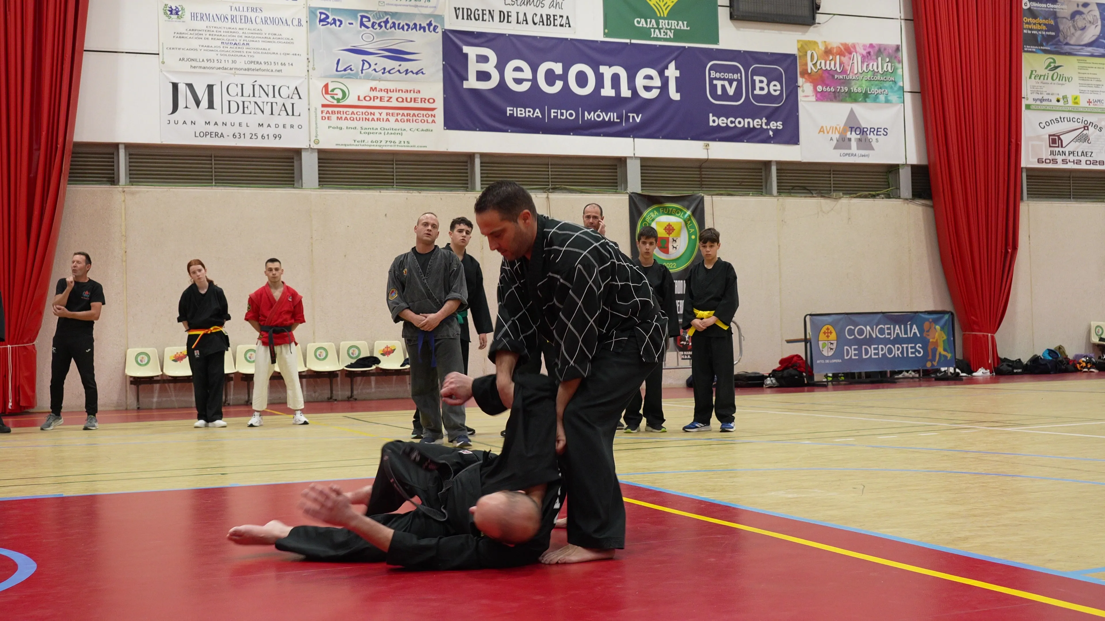 Exhibición de artes marciales de la Escuela de Villa del Río en Lopera