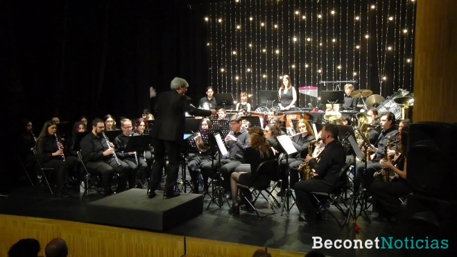 La banda de música Puente Romano de Villa del Río trasladó a París al público asistente con su música La banda de música Puente Romano de Villa del Río trasladó a París al público asistente con su música