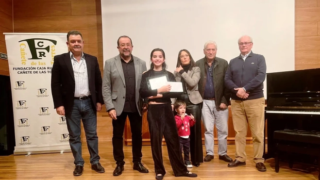 La joven Julia Romero recibe una beca para su formación musical. Foto: Fundación Caja Rural de Cañete de las Torres La joven Julia Romero recibe una beca para su formación musical. Foto: Fundación Caja Rural de Cañete de las Torres
