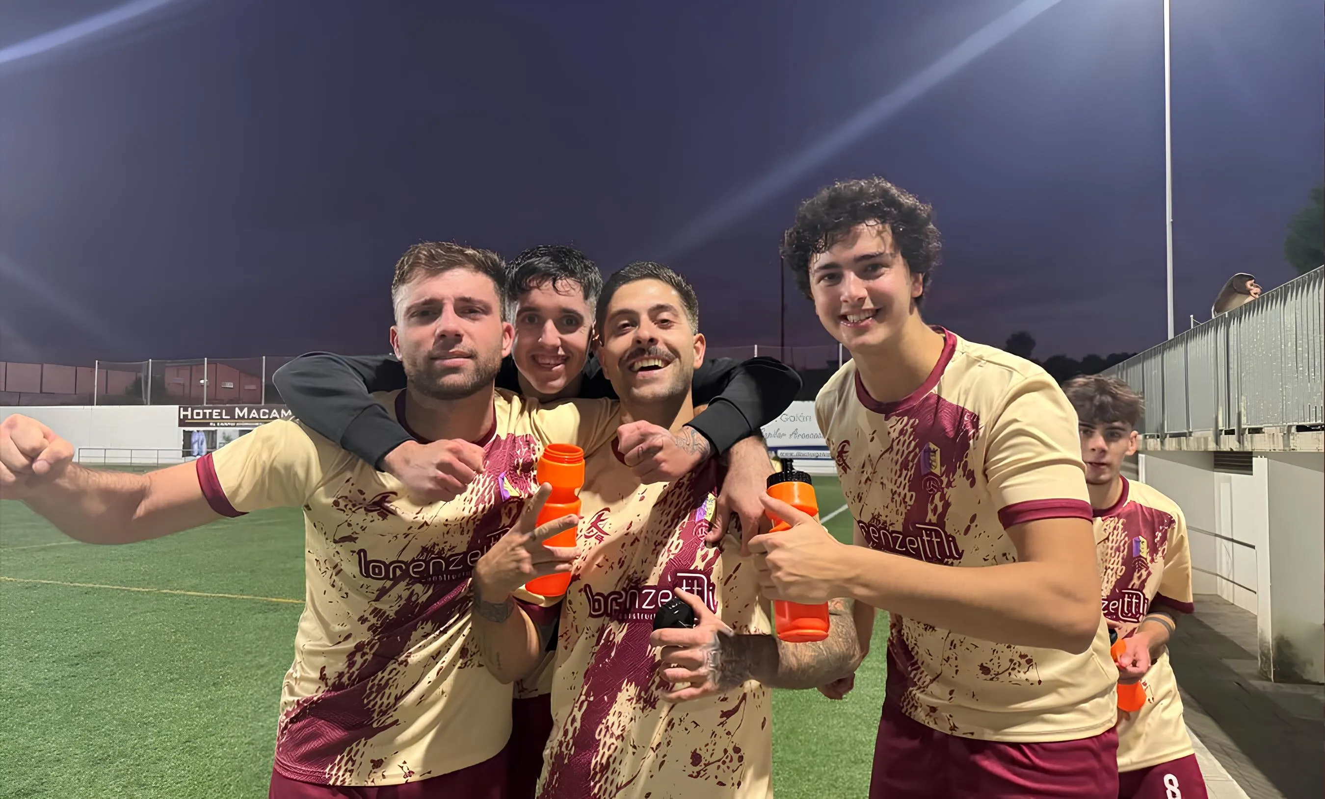 Los jugadores del perabeño celebran el triunfo. Foto: At. Perabeño