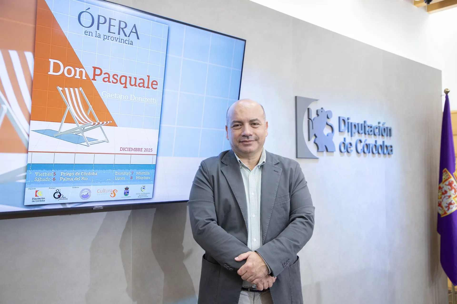Gabriel Duque, delegado de Cultura de la Diputación, durante la presentación de la ópera Don Pasquale, que se representará en Montoro el 8 de diciembre. Foto: Diputación de Córdoba