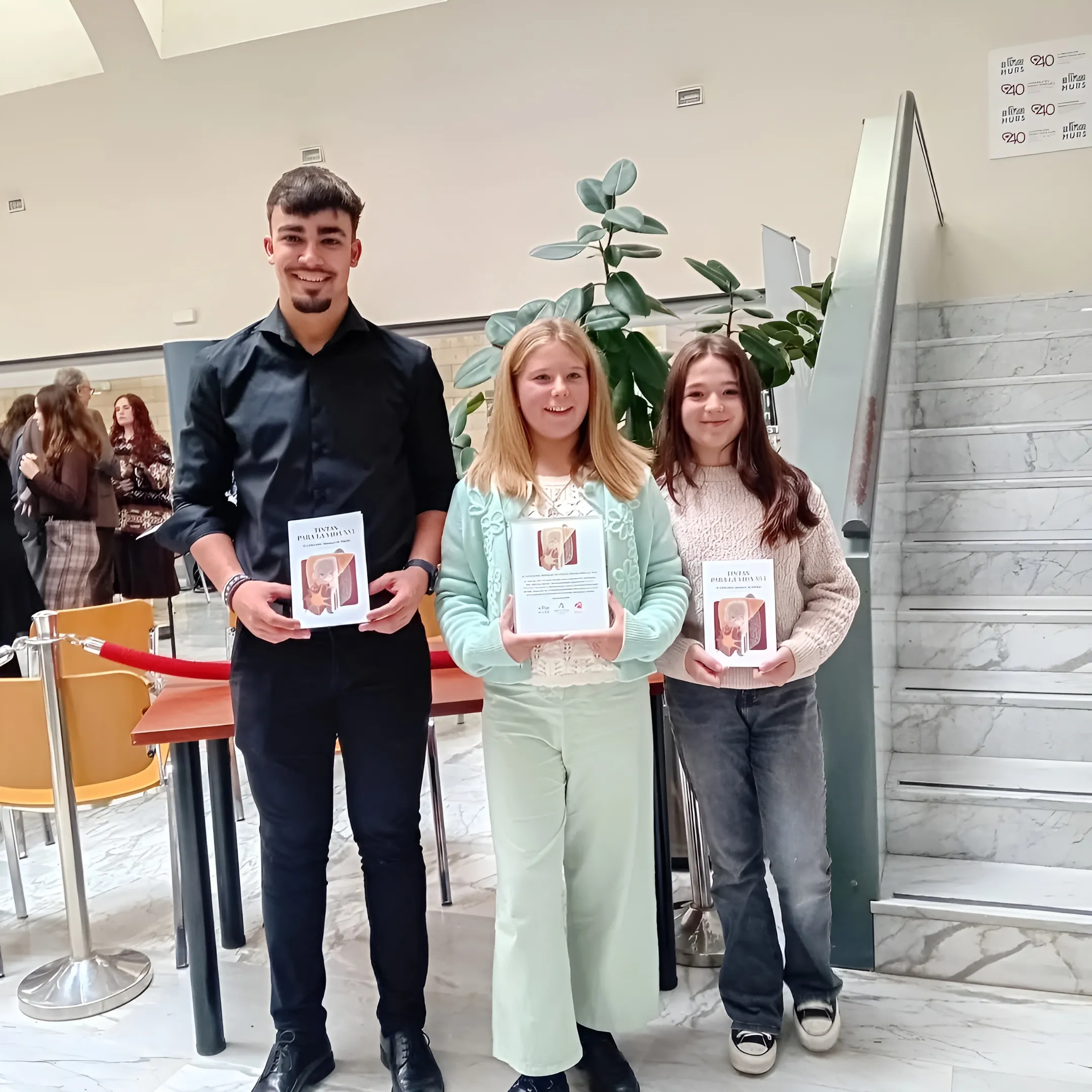 Las ganadoras de Adamuz, Estrella Aranda y Ana Copado, junto al músico Álvaro Serrano en el acto en el Hospital Universitario Reina Sofía
