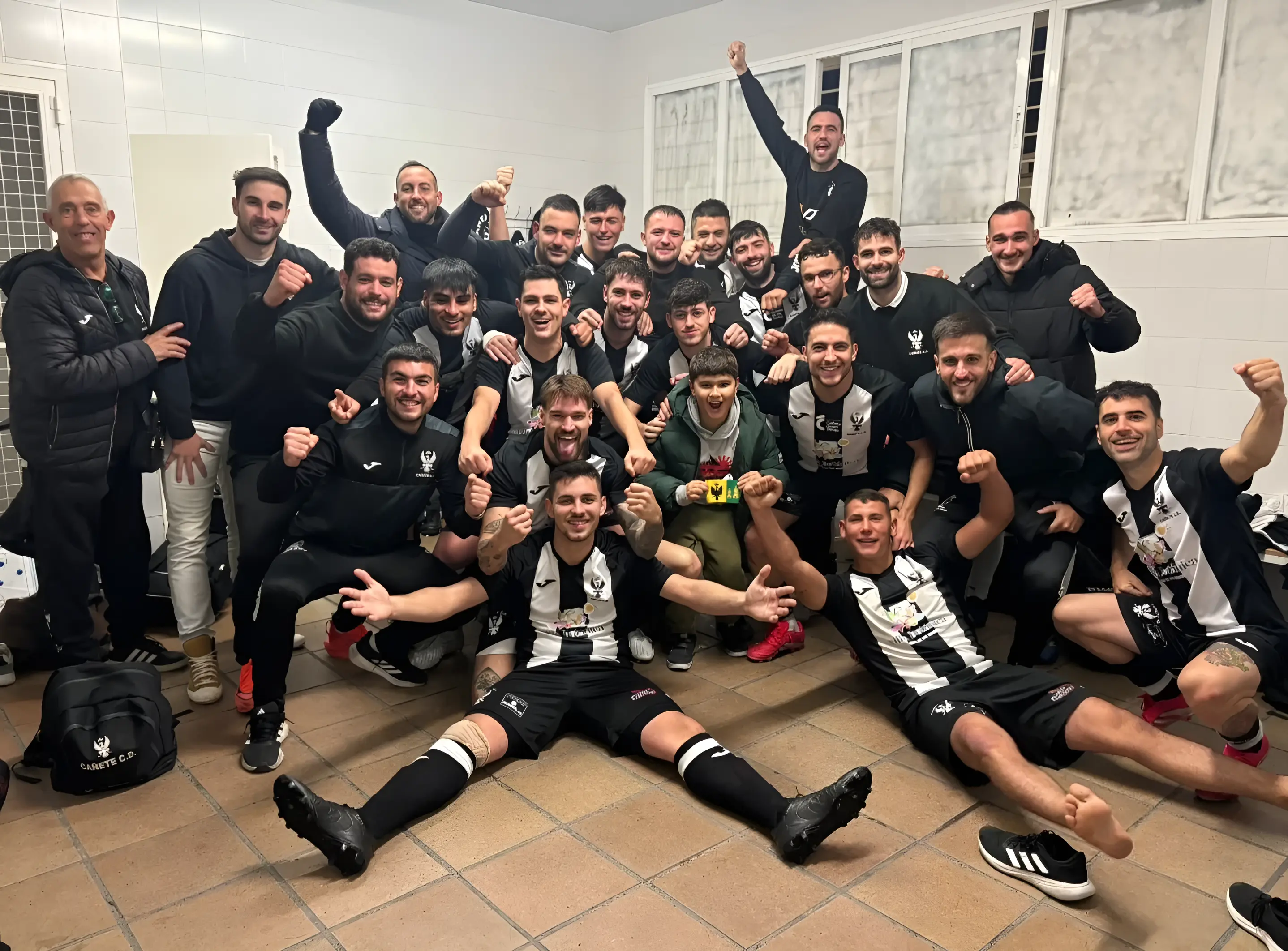 Los jugadores del C.D. Cañete celebran el triunfo. Foto: C.D. Cañete Los jugadores del C.D. Cañete celebran el triunfo. Foto: C.D. Cañete