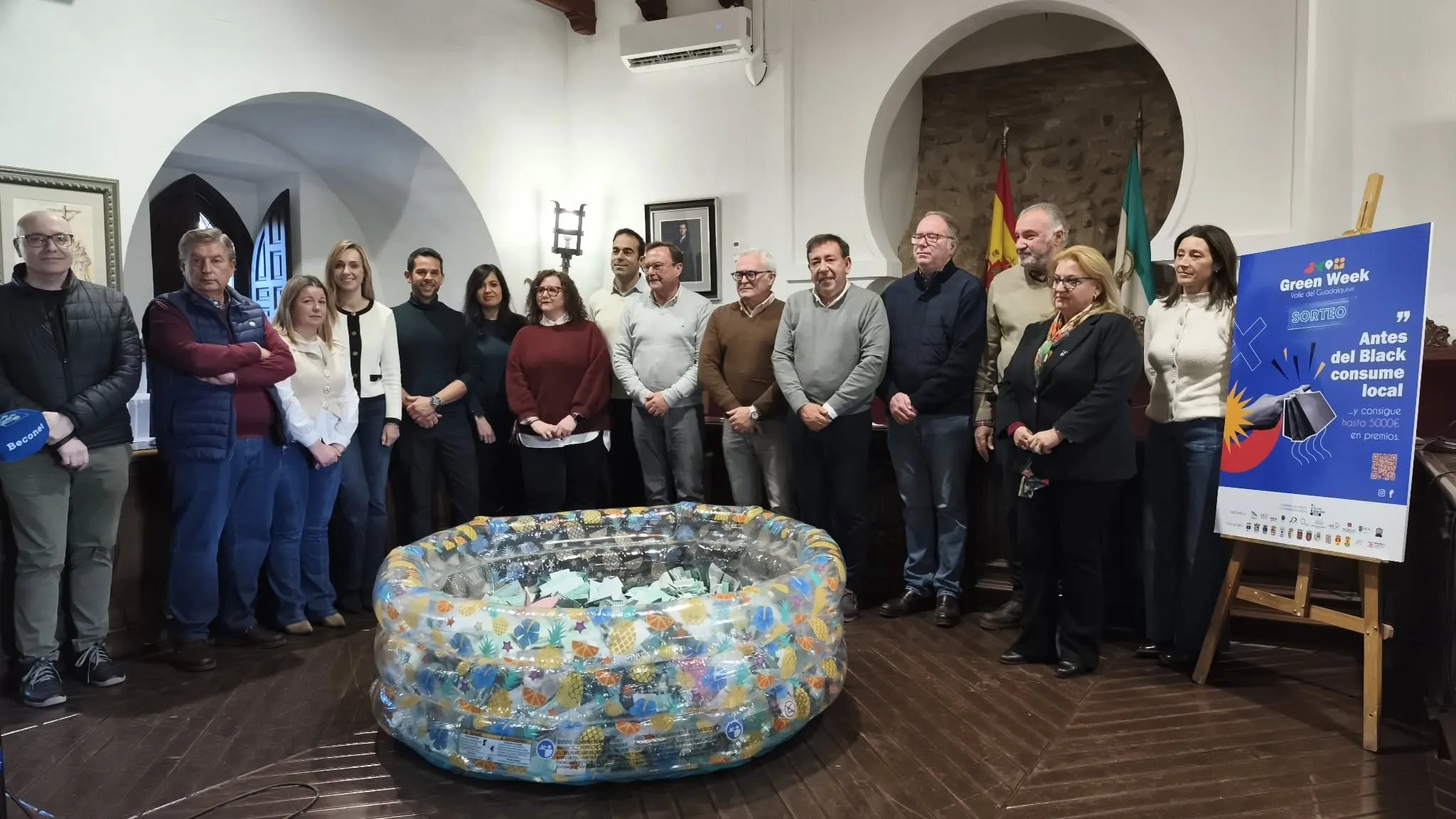 Representantes del GDR Medio Guadalquivir, autoridades locales y comercios de la comarca durante la entrega de premios de la Green Week 2025 en Villa del Río