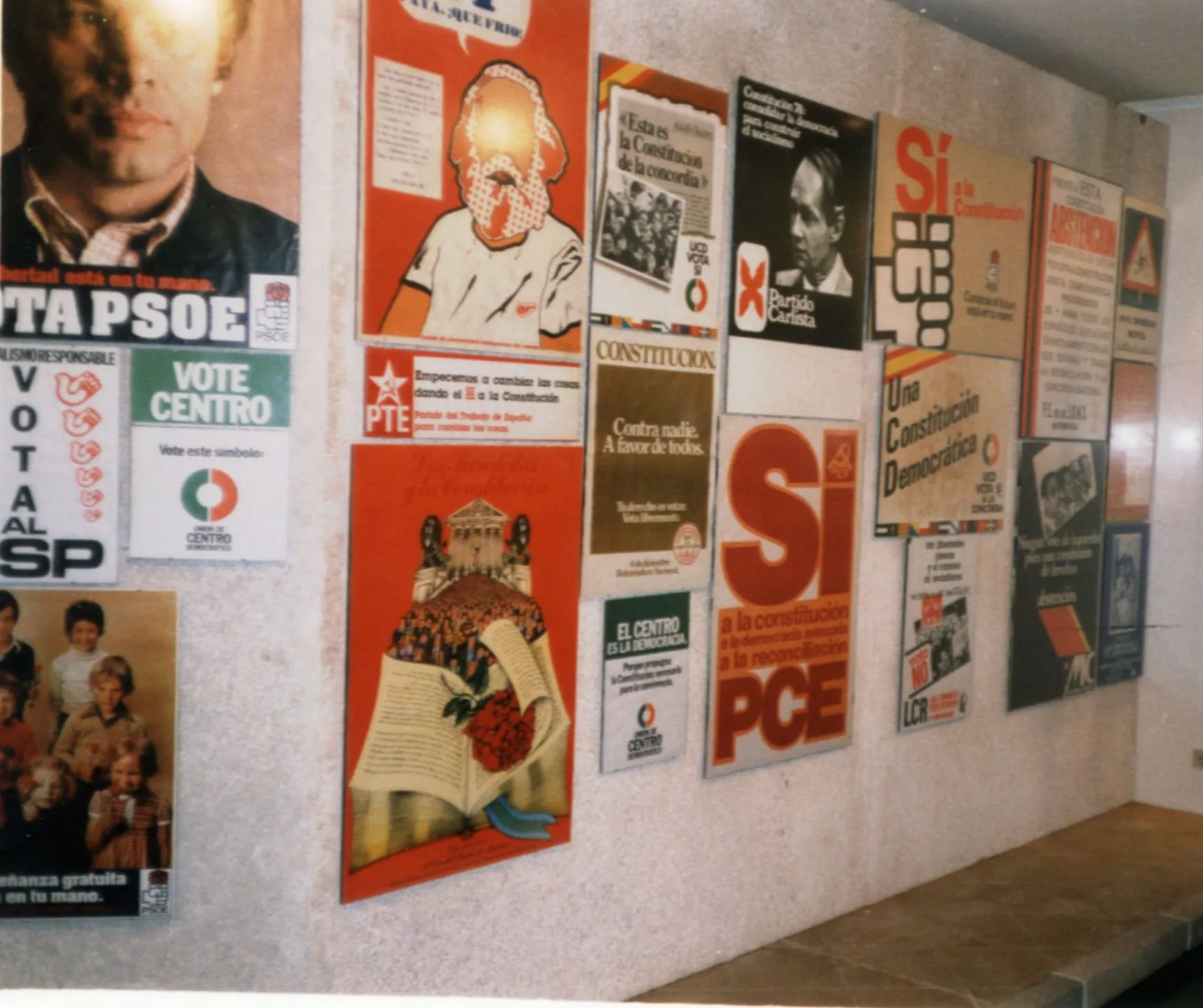 Carteles de los partidos políticos realizados con motivo del Referéndum para la ratificación de la Constitución española. Foto: Wikipedia.