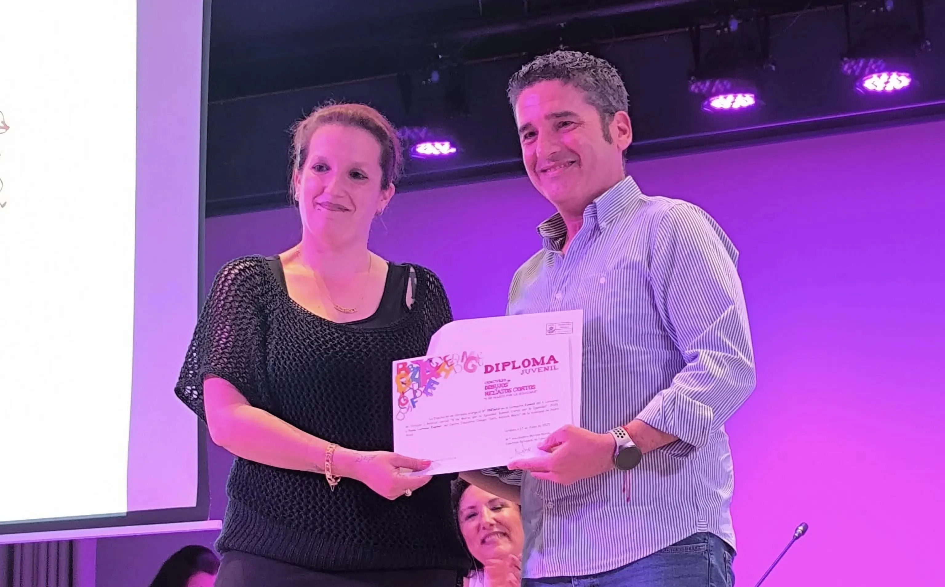 La madre de la joven Paula, recogiendo su premio. Foto: Juan Antonio Reyes