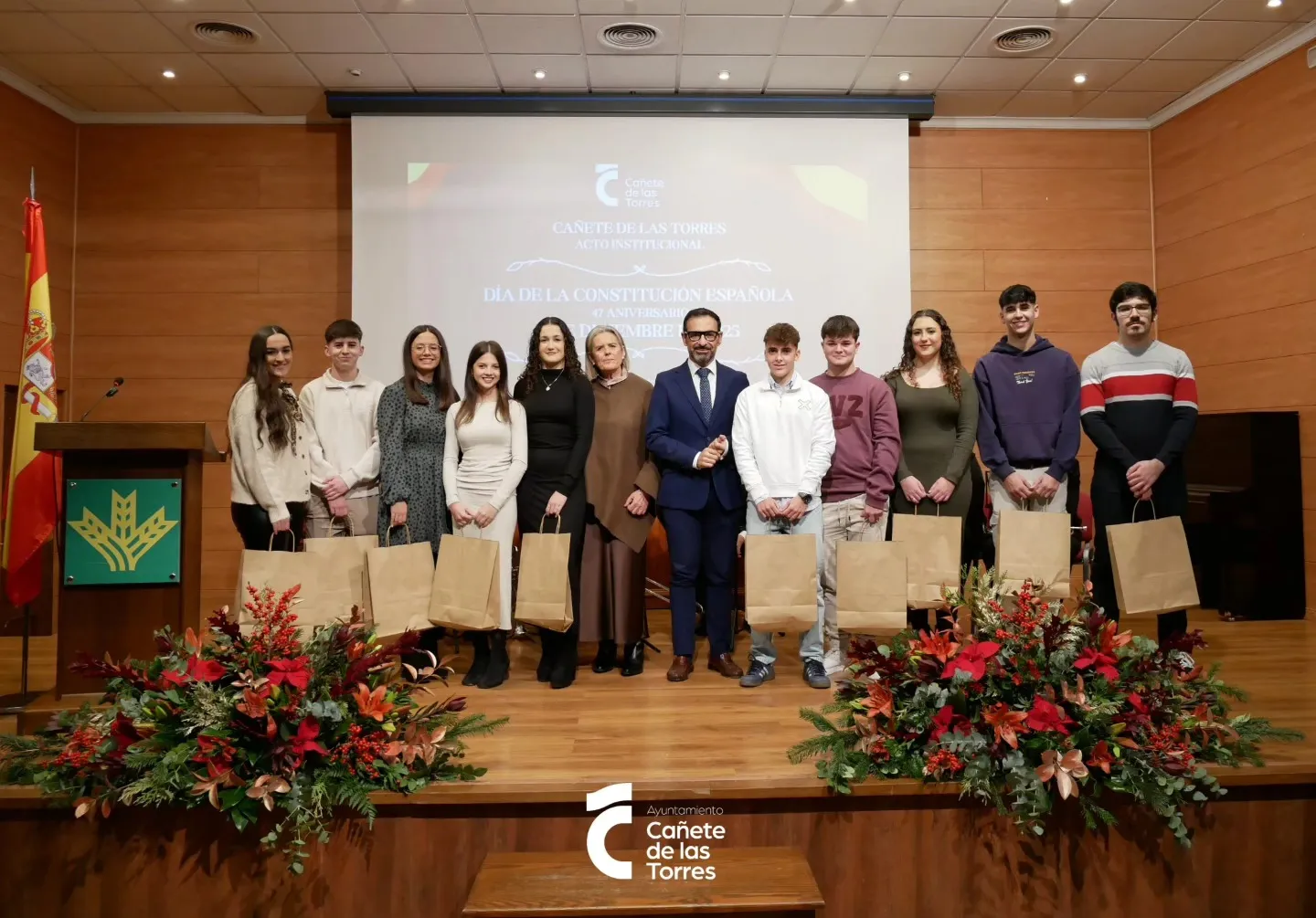 Autoridades locales y jóvenes de Cañete que alcanzan la mayoría de edad en 2025, reunidos en el acto institucional por la Constitución Española. Foto: Ayuntamiento de Cañete de las Torres