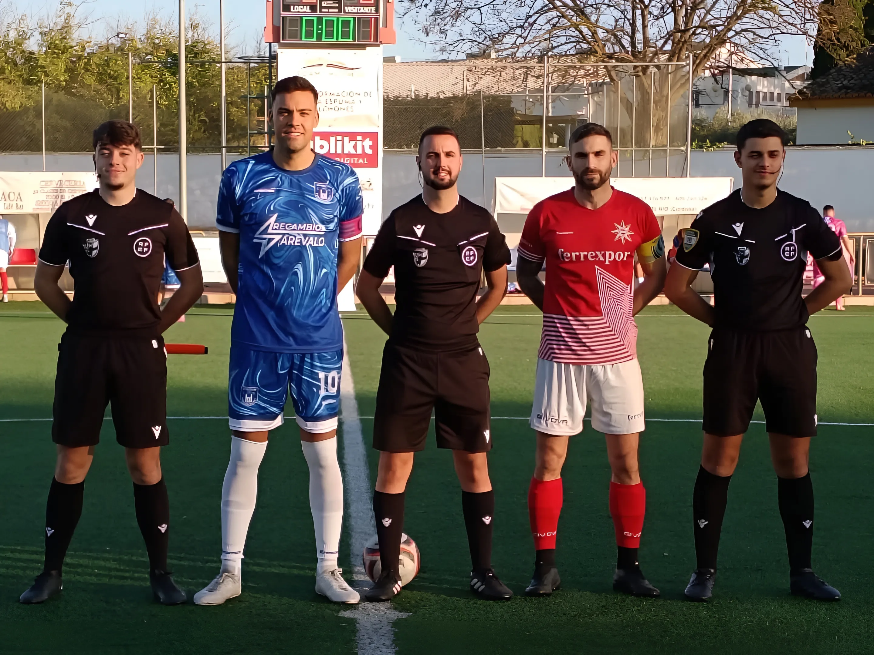 Foto inicial con los capitanes y trío arbitral del partido Villa del Río C.F. y Stadium de Fernan Núñez