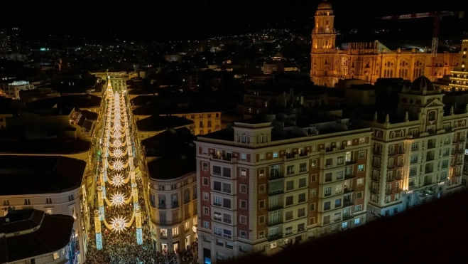 Málaga y su calle Larios, destino habitual para pasear bajo su iluminación navideña. Foto Ayuntamiento Málaga. Málaga y su calle Larios, destino habitual para pasear bajo su iluminación navideña. Foto Ayuntamiento Málaga.