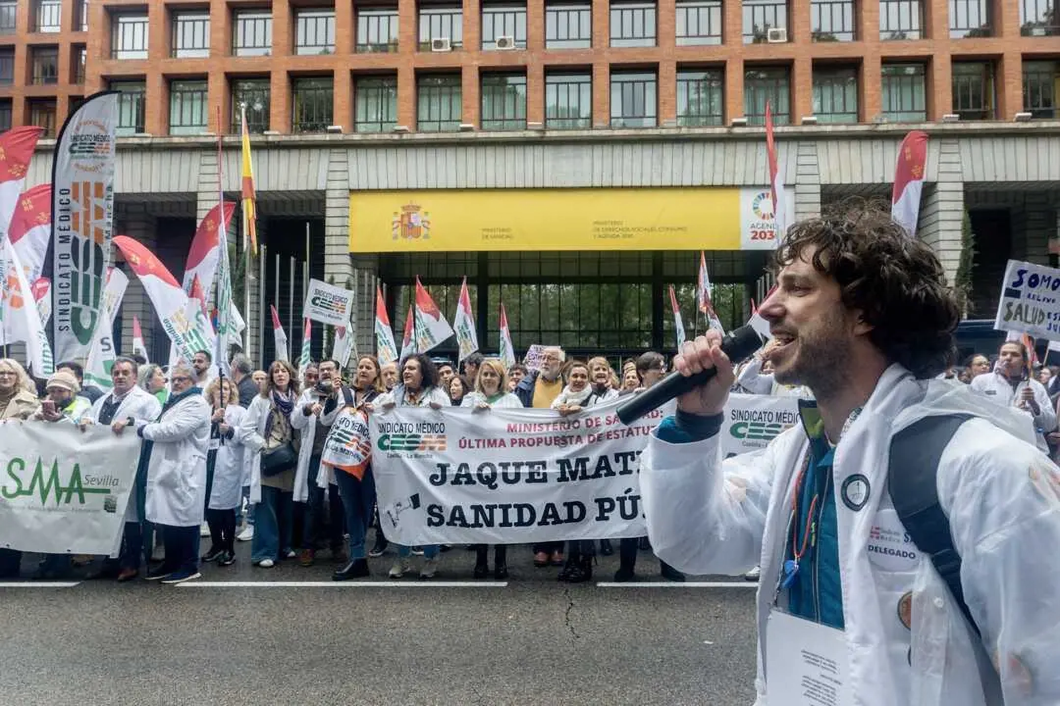 Médicos se manifiestan en protesta por el Estatuto Marco, reclamando mejores condiciones laborales y denunciando sobrecarga de trabajo