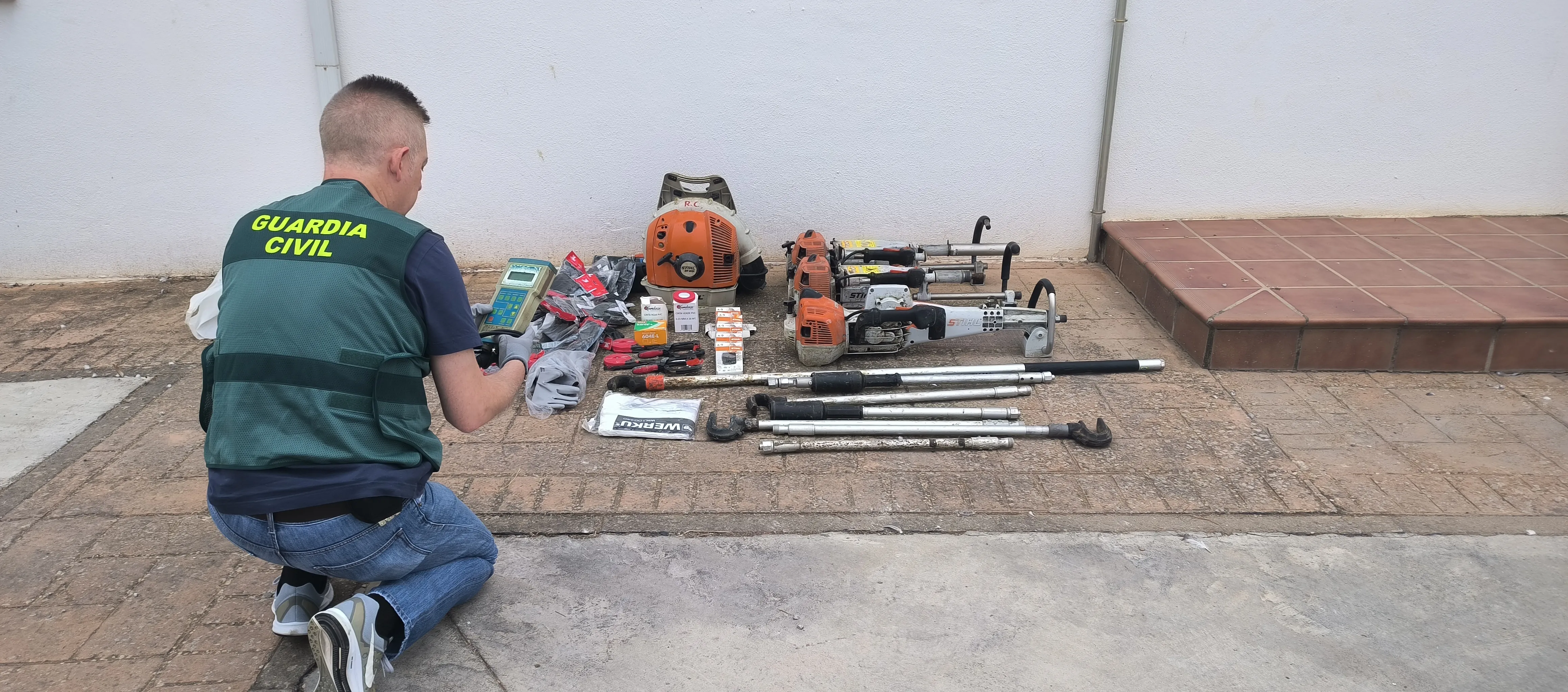 Material agrícola recuperado en Bujalance. Foto: Guardia Civil