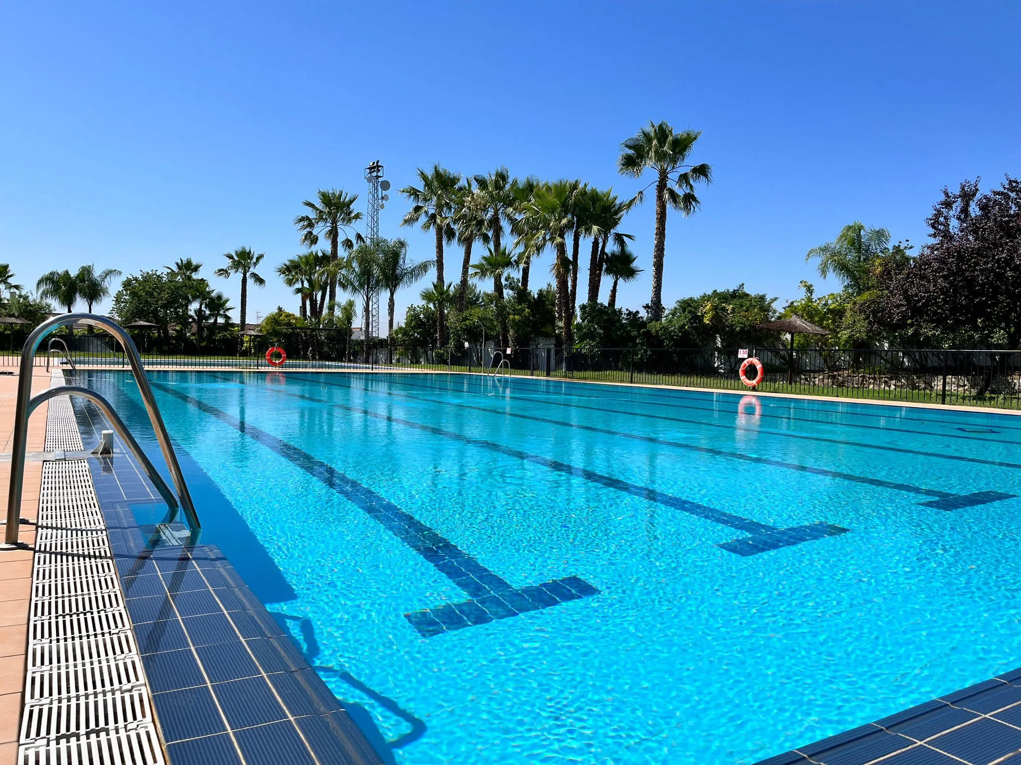Las piscinas se preparan para recibir a los bañistas. Foto: Félix Romero
