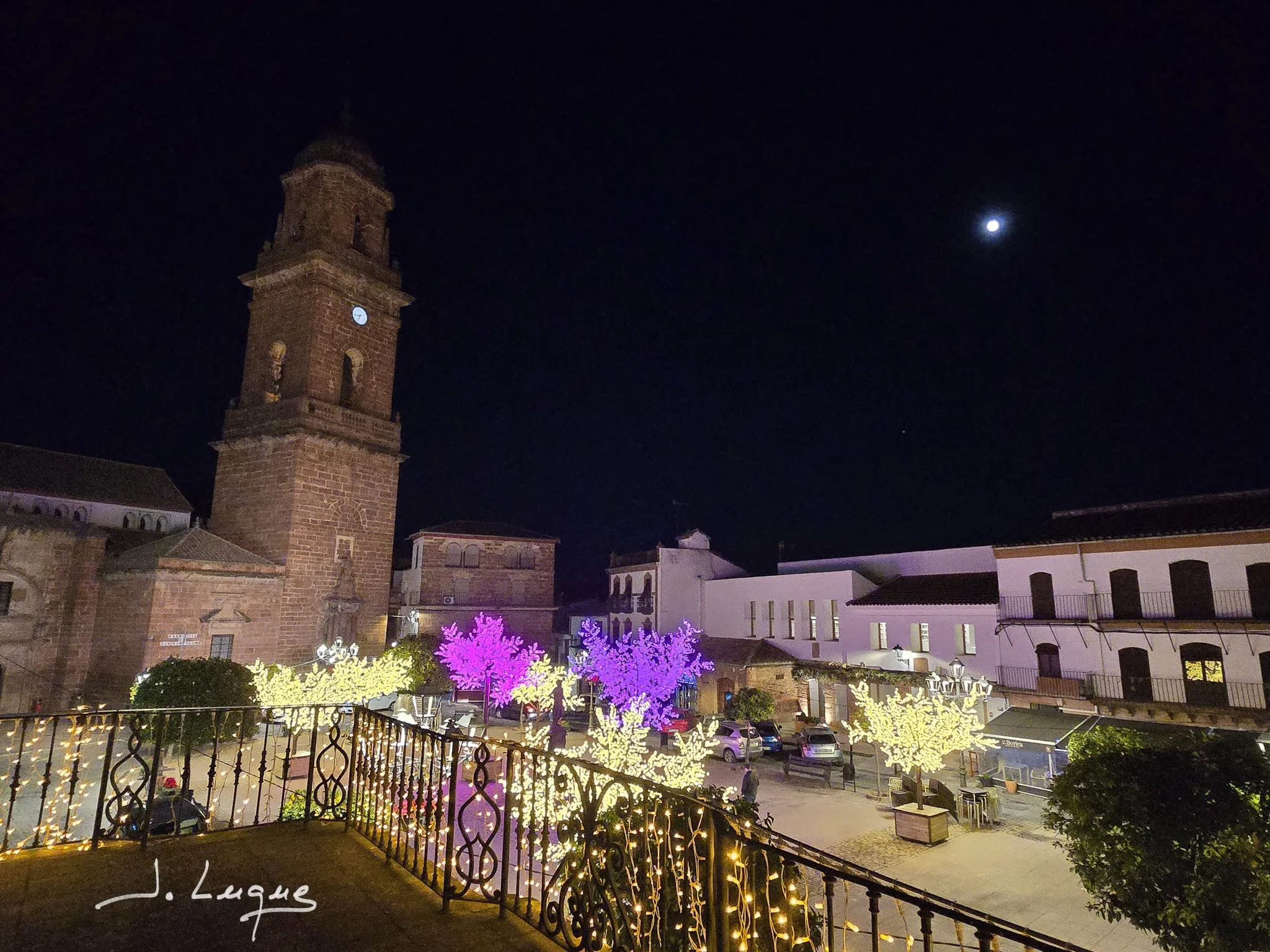 Plaza de España de Montoro con decoración navideña, que estará repleta de gente el día de nochevieja. Foto: Joaquín Luque
