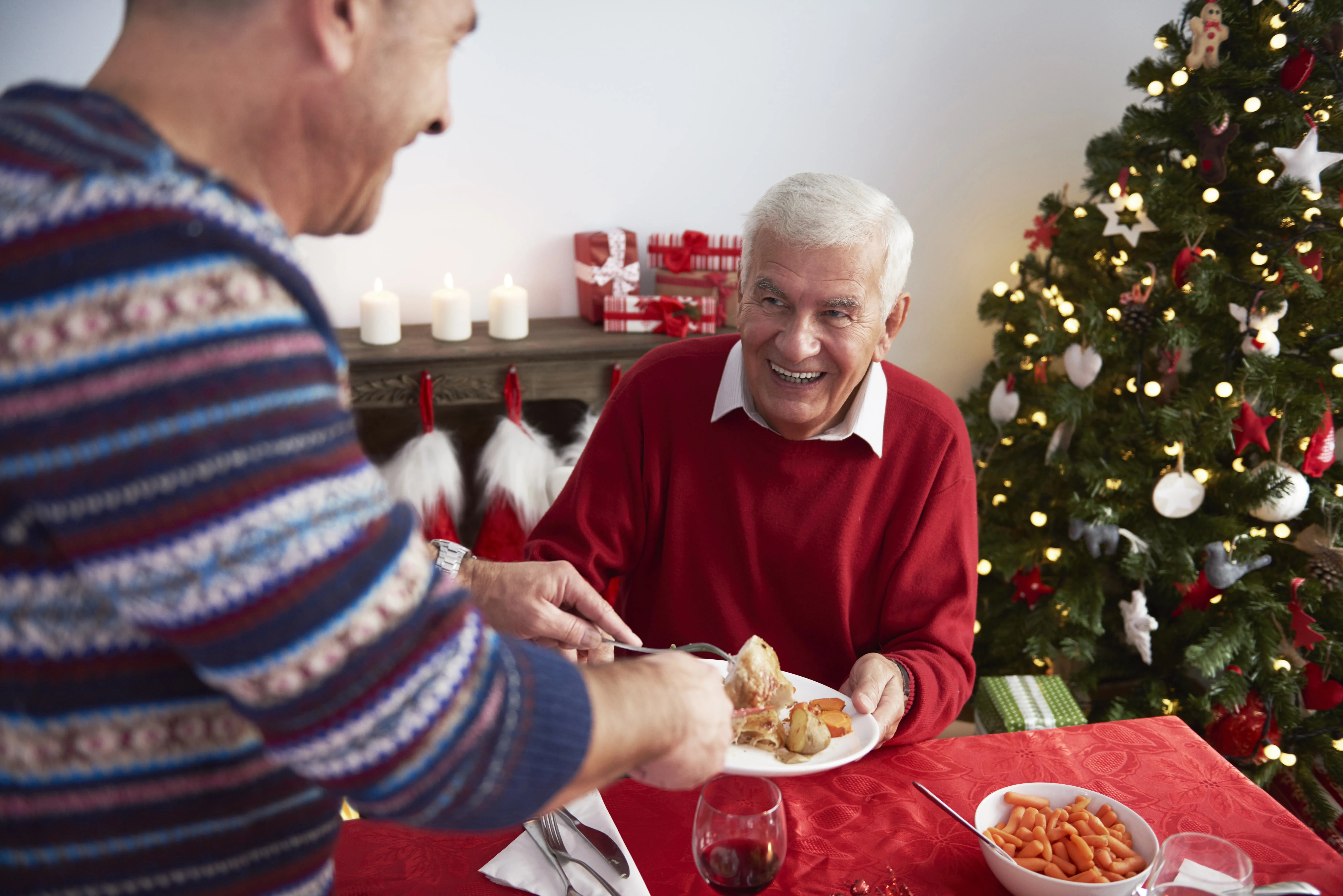 Una persona mayor disfruta de una velada navideña marcada por la cercanía y la convivencia
