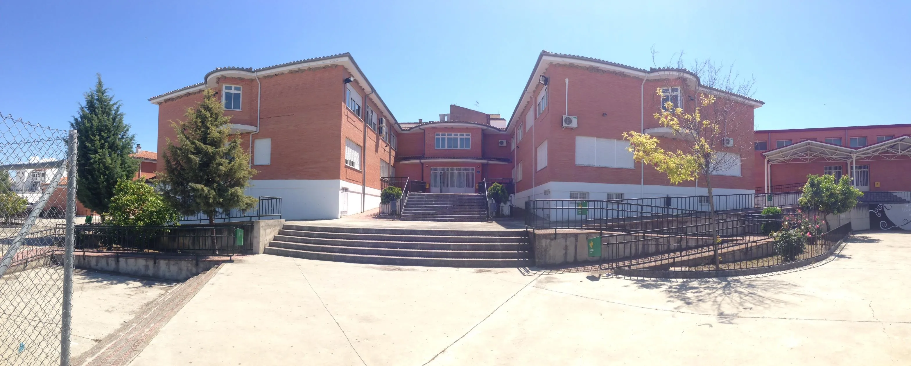 Fachada del IES Gamonares de Lopera