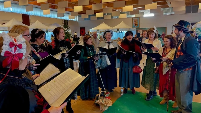 Actuación del coro Suspiria Venti en el mercado de navidad de El Carpio Actuación del coro Suspiria Venti en el mercado de navidad de El Carpio