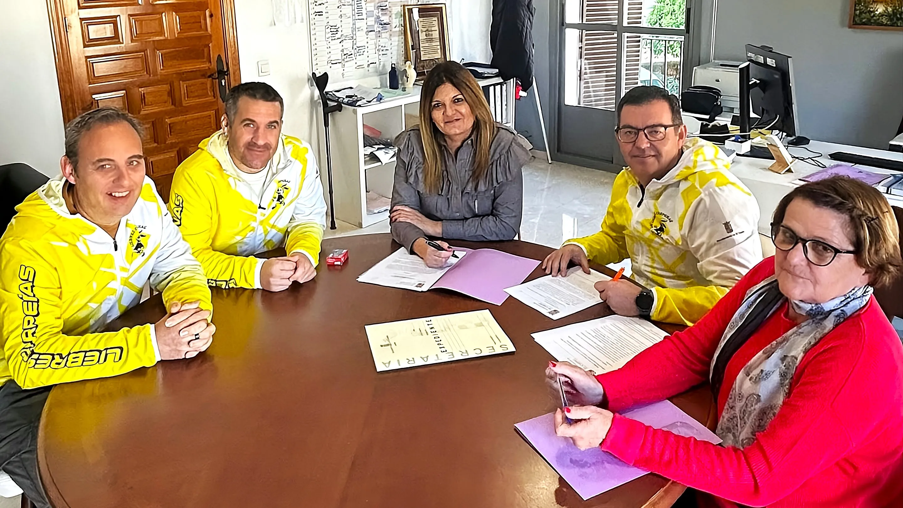 Firma del convenio del Ayuntamiento de El Capio con el C.D. Las Liebres carpeñas