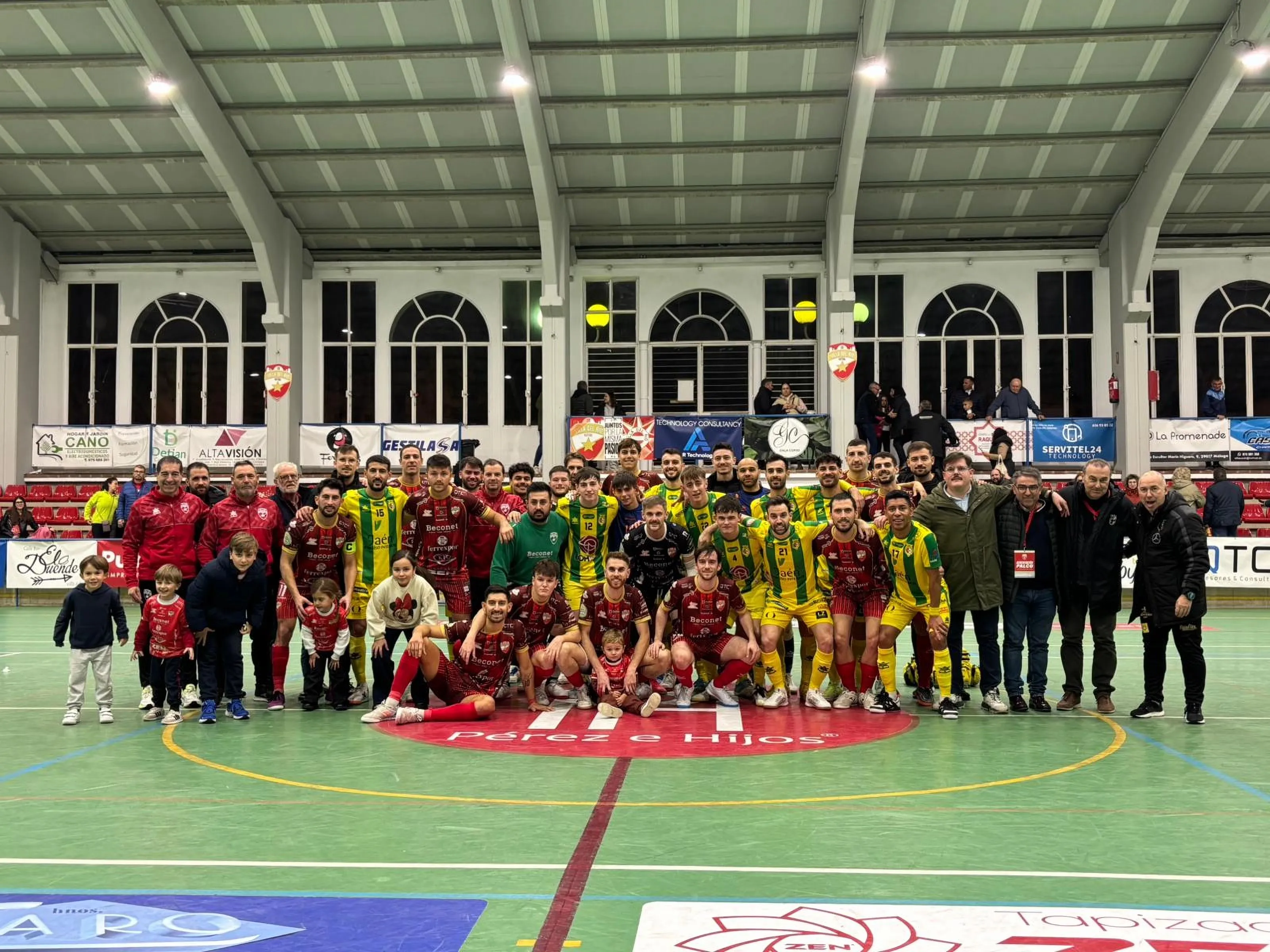 Foto de familia de los jugadores del Villa del Río Futsal y el Jaén Paraíso Interior FS tras el encuentro