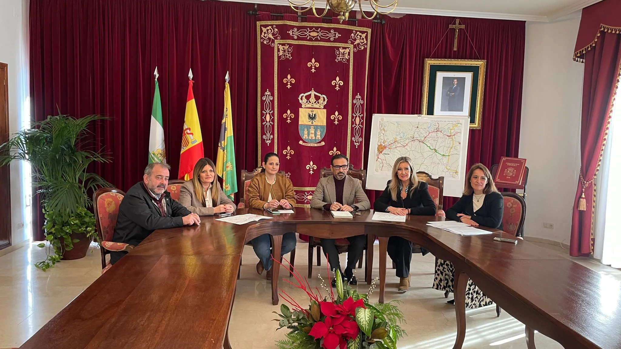 Un momento de la reunión en el Ayuntamiento de Cañete de las Torres en la que se anunció la licitación del proyecto de mejora de la carretera A-306