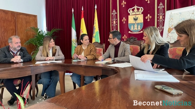 Representantes de la Junta de Andalucía y alcaldes del Alto Guadalquivir, durante el encuentro celebrado en Cañete de las Torres para avanzar la mejora integral de la A-306.