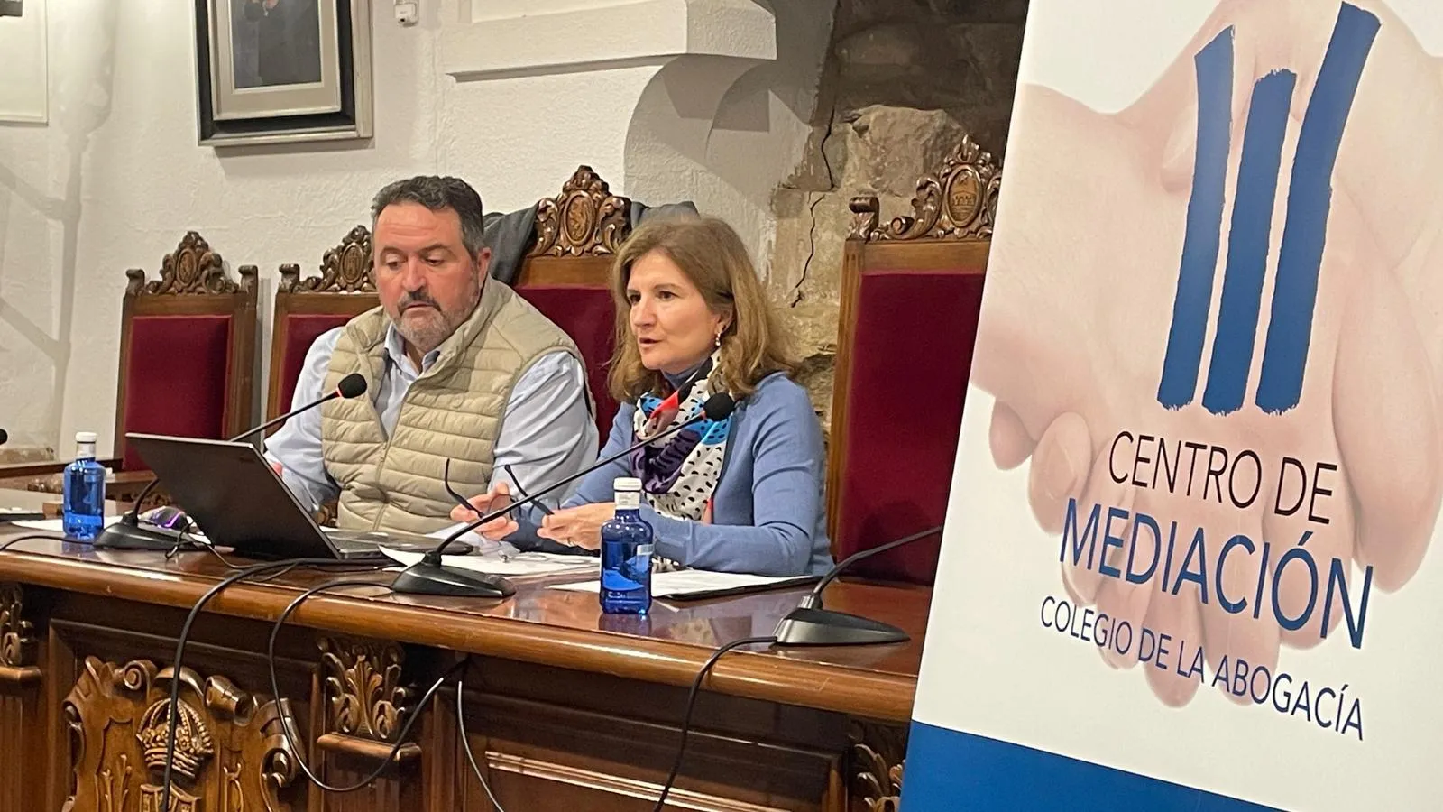 Los ponentes Juan Francisco Javier Grande Muñoz y Aurelia Palacios Molina, durante la charla informativa del proyecto “Apuesta por la Mediación” en Villa del Río