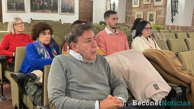 Asistentes siguen la charla formativa sobre mediación celebrada en el Salón de Plenos del Ayuntamiento de Villa del Río