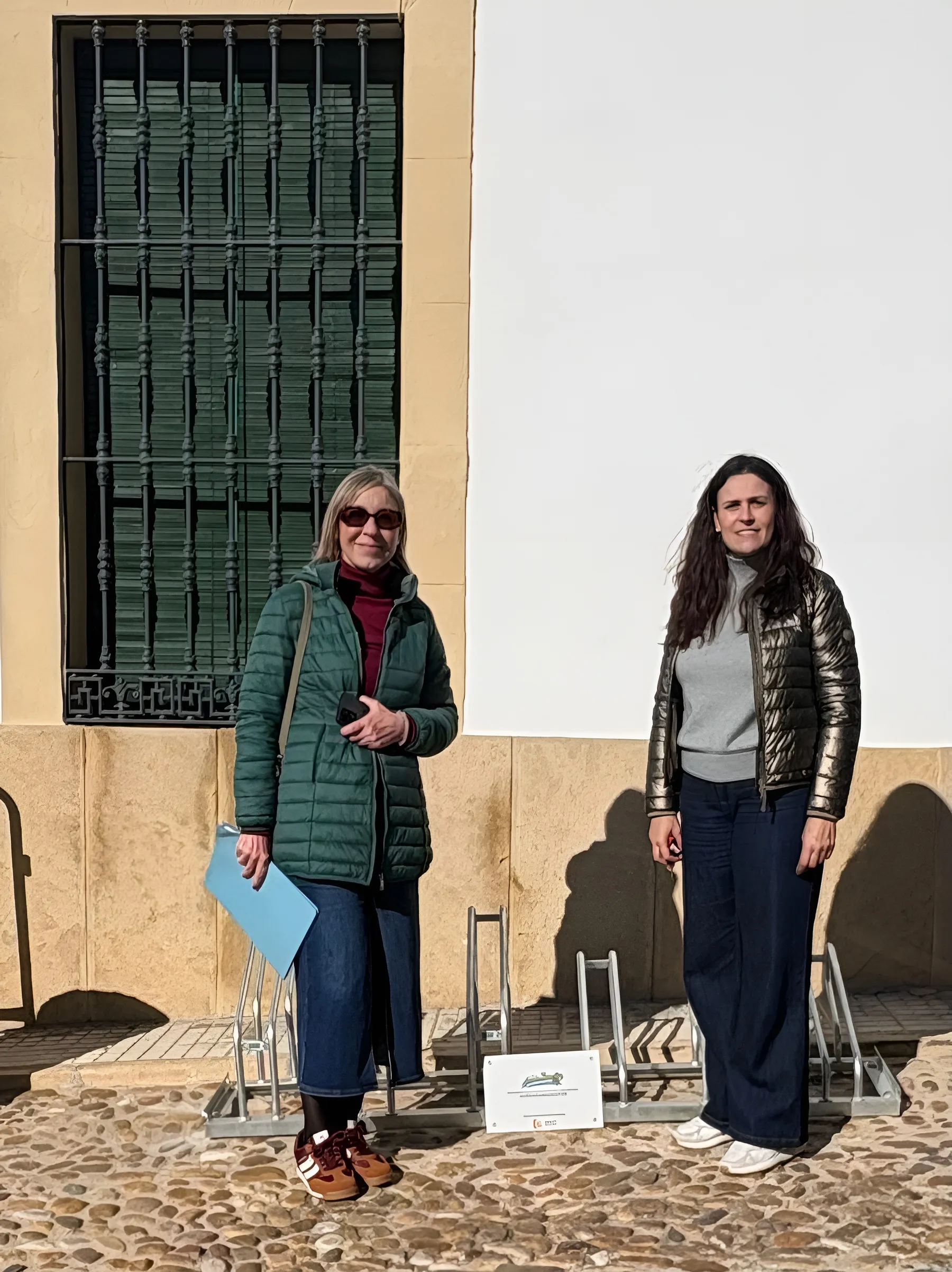 Entrega de uno de los nuevos aparcabicicletas instalados en la Plaza de Santa Ana de Bujalance